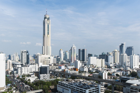 曼谷城市景观与现代塔在蓝蓝的天空照片