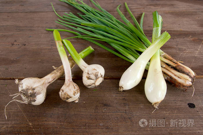 大蒜球茎和葱, 收获的菜在复古 w