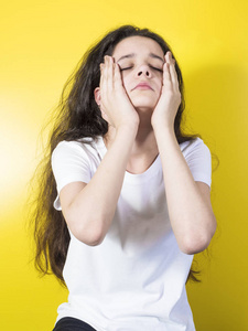 强调的女性在休克，有严重的问题。惊恐的学生女孩抓着她的头在恐慌