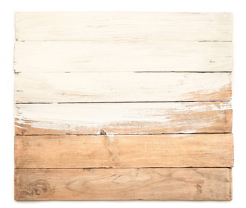 旧木板的一半, 它画在白色。白色背景上的木板。白漆木板表面