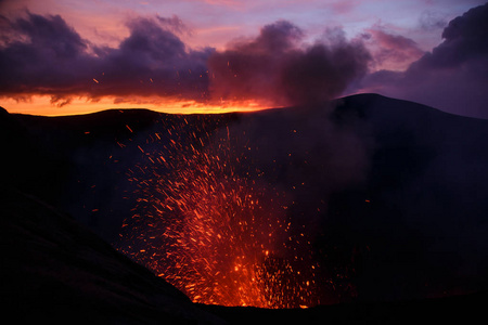 喷发 Yasur 乌尔卡诺, 日落在口边缘, 坦纳, 瓦努阿图