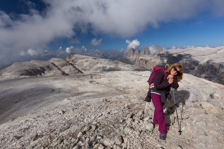 在高山山顶休息的妇女徒步旅行者