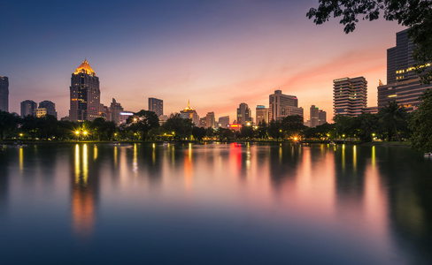 曼谷天际线黄昏从鲁比尼公园的夜景