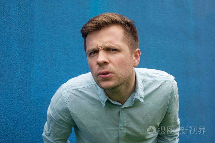 嘴唇撅着嘴,望着犹豫不决的表情在他脸上,表现出怀疑和犹豫