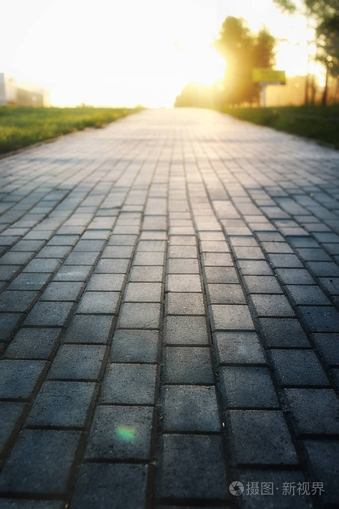 灰色的铺路石路径在夕阳消失的前景照片-正版商用图片0eq87w-摄图新