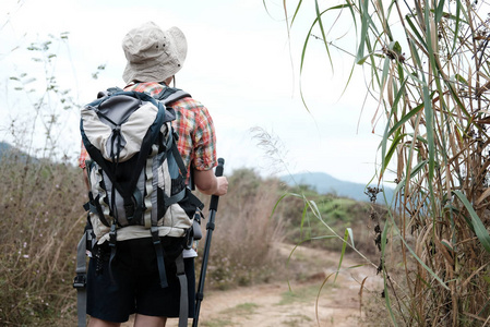 徒步旅行者背包登山的人。旅游 bac