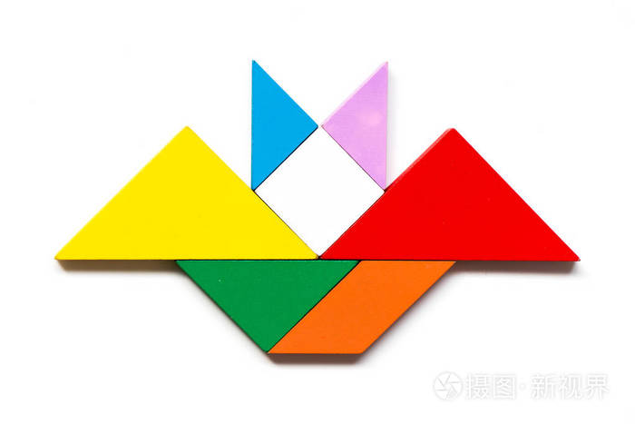 彩色木七巧板拼图在白色背景下的飞蝙蝠形状