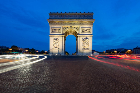 巴黎街头晚上与法国巴黎凯旋门