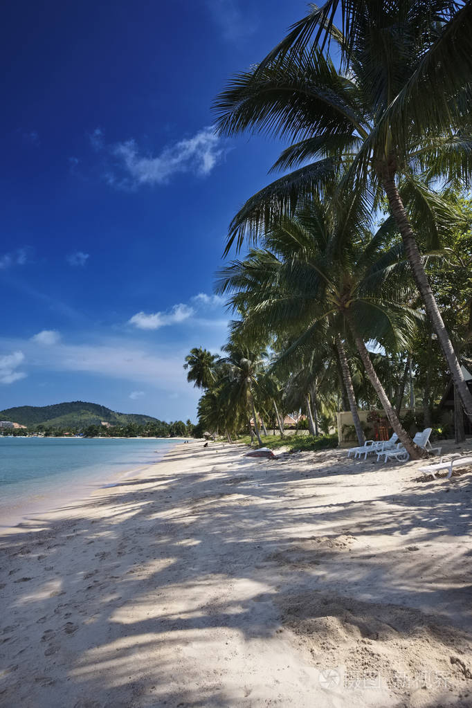 泰国苏梅岛苏梅岛海滩的看法和海岛的清澈的水