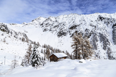 被雪覆盖的高山小屋