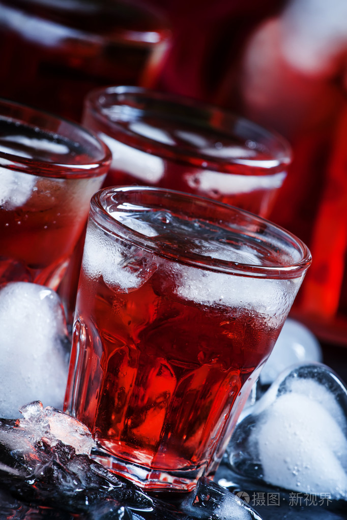 红色的鸡尾酒加冰在心的形状