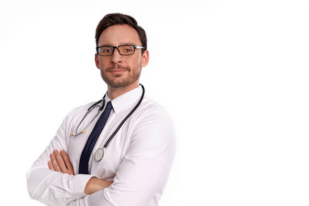 聪明英俊的胡子医生在眼镜与听诊器听你的心脏孤立的白色背景