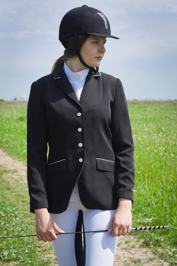 美丽的女孩赛马会穿制服