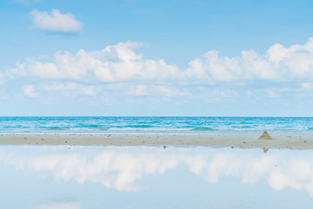 美丽的白色沙滩与蔚蓝的大海和天空