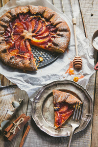 与旧的木制背景上桃子的国王饼。美丽的甜蛋糕背景