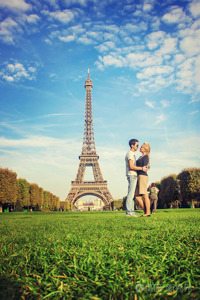 在埃菲尔铁塔的恋人选择性的焦点