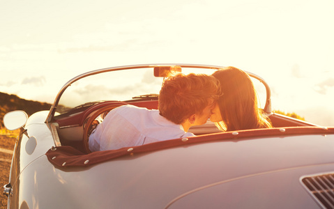 情侣接吻在经典古董跑车