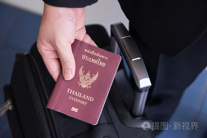 手拿着泰国护照准备好去旅行
