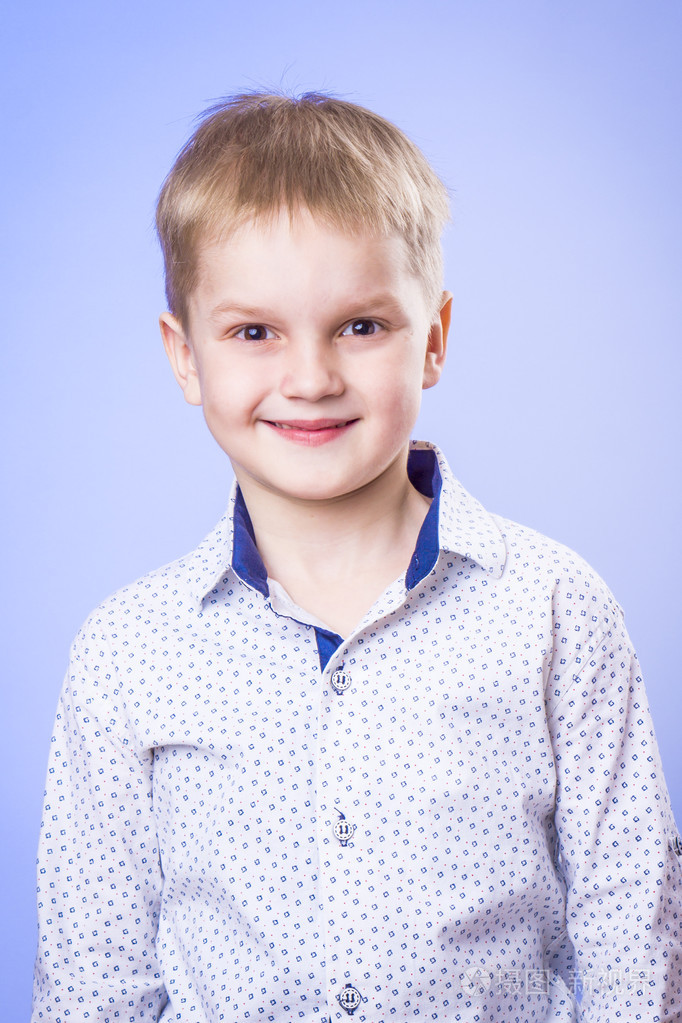 可爱的小男孩的肖像