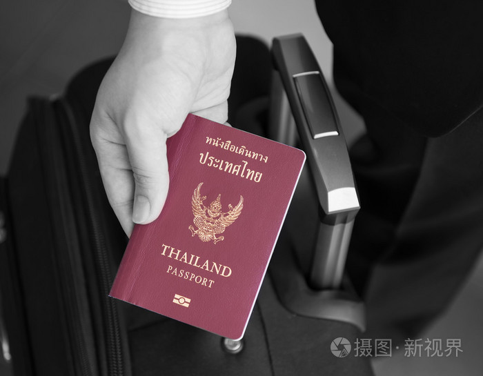 手拿着泰国护照准备好去旅行