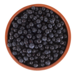 在白色背景上孤立的棕色碗蓝莓