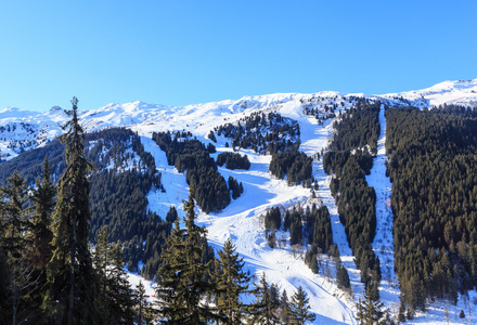 冬季积雪的山脉。梅里贝勒滑雪场，梅里贝勒村庄中心 1450 万美元。法国