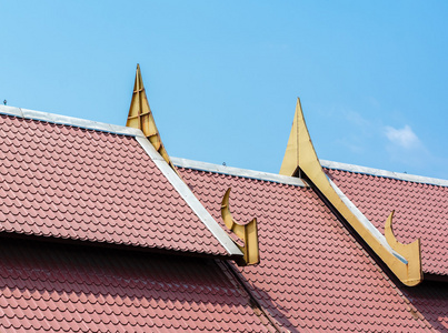 泰国寺庙陶瓷屋顶与泰国风格的建筑