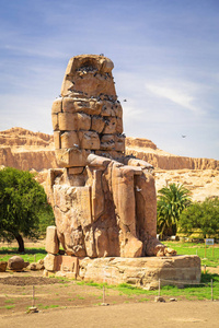 巨的曼, 两个巨大的石雕像法老阿蒙霍特普三世三近卢克索, 埃及