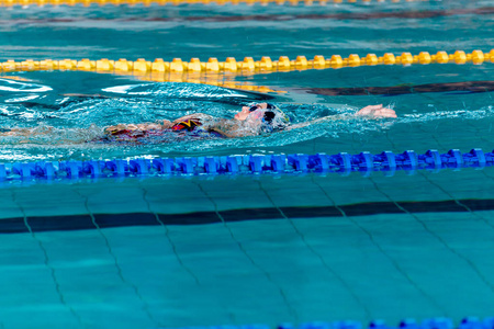 女人和游泳帽子在游泳池里游泳