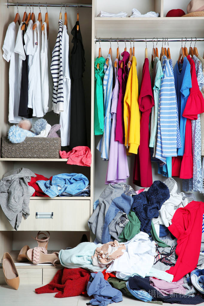 衣柜与凌乱的衣服, 特写