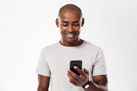 使用智能手机的非洲男人微笑着