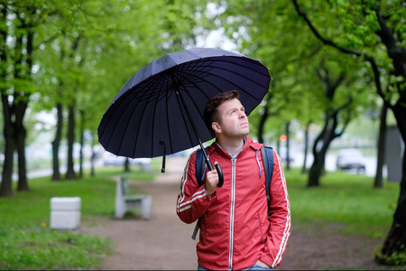 雨天伞的年轻人