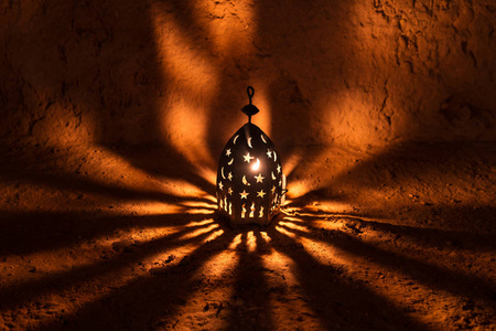 阿拉伯灯的背景是美丽的灯光。复古灯笼