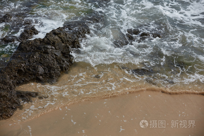 海洋岩石海滩与波