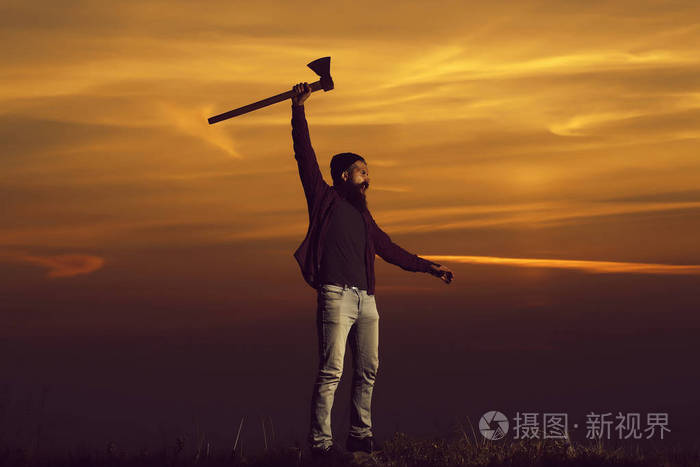 男人用斧子上日落