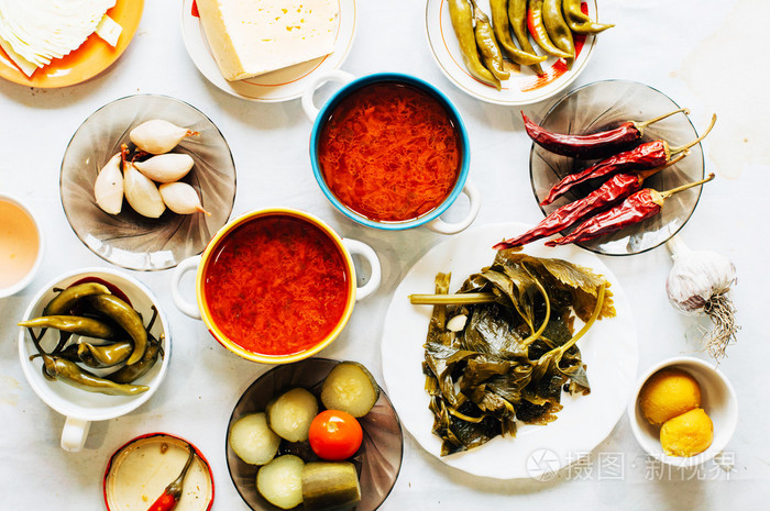 黄瓜腌制的碗有辣椒和大蒜。组的 fermen