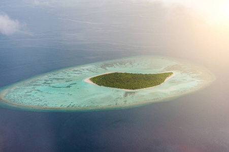 热带海岛和环礁在马尔代夫在印度洋从空中看法。地球上的一块天堂。度假的好选择。美丽的壁纸顶部视图