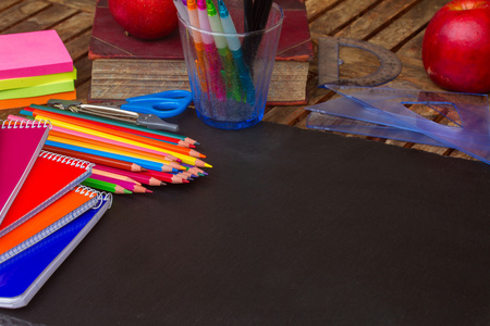 彩色铅笔在黑板上一组