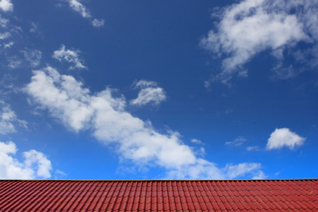 红屋顶上云天空背景