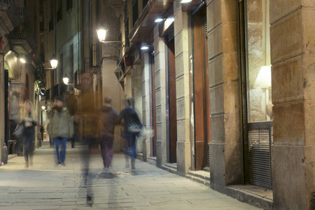 巴塞罗那的街道在晚上