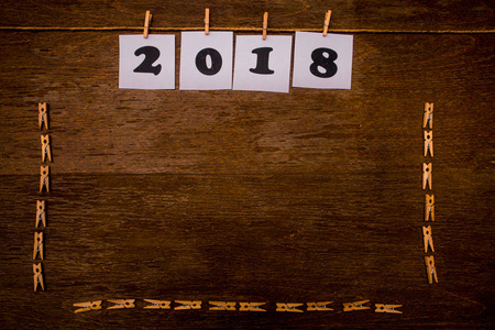 2018新年快乐夹在木制背景上的文章