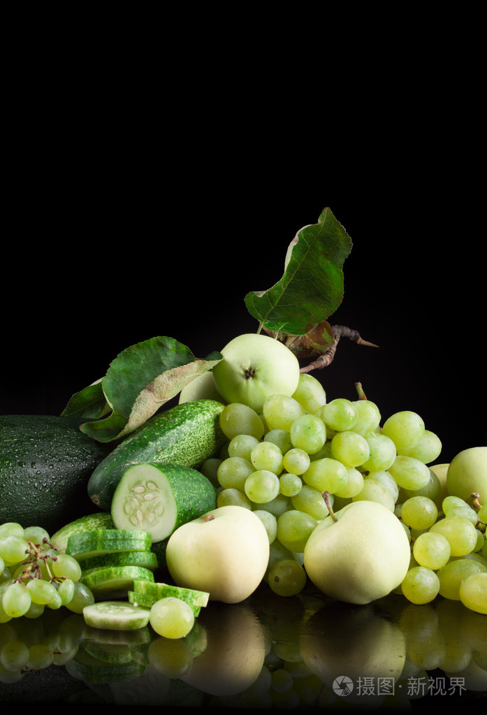 黑色背景苹果黄瓜ap的水果和蔬菜