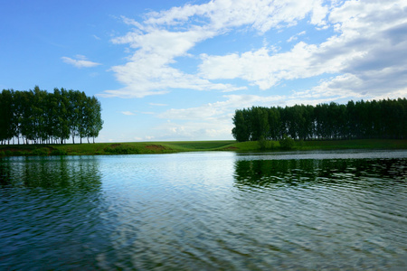 景观湖，森林，天空