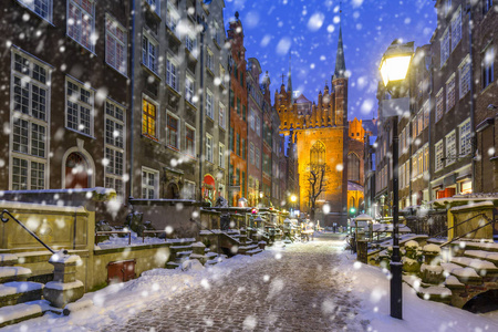 老镇格但斯克在一个寒冷的冬夜与飘落的雪, 波兰