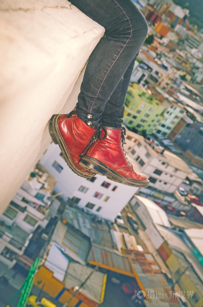 年轻女孩腿由屋顶边缘的镜头照片-正版商用图片0ergzm-摄图新视界
