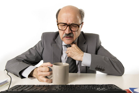 商务男士60s 工作压力和沮丧在办公室电脑笔记本电脑办公桌看起来疲惫和不知所措