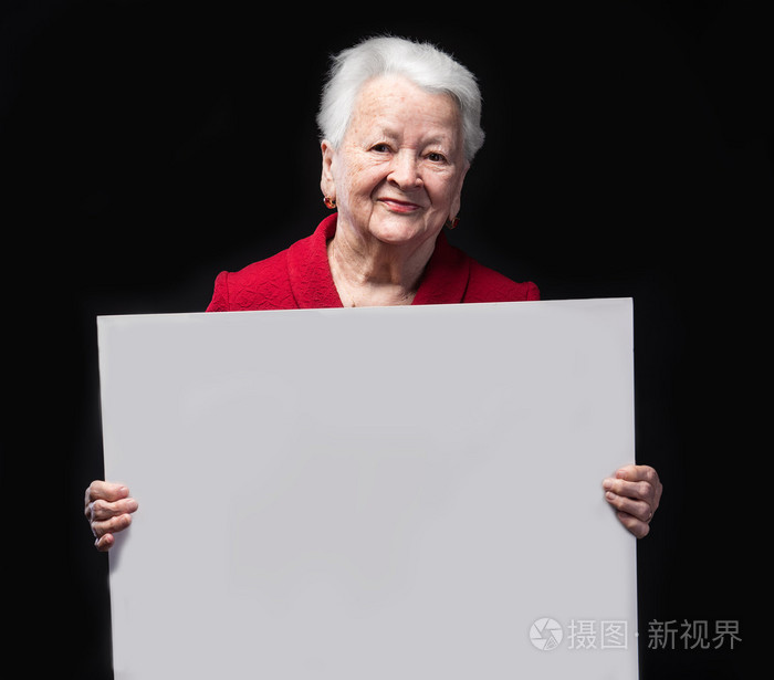 快乐的老女人控股空白广告牌的肖像