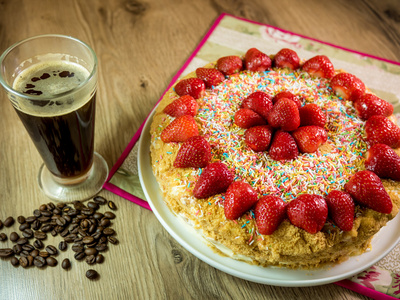 蜂蜜蛋糕草莓顶部和咖啡桌图片