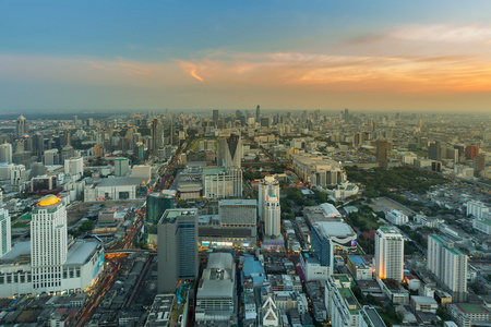 在城市商业地区鸟瞰图的夕阳的天空