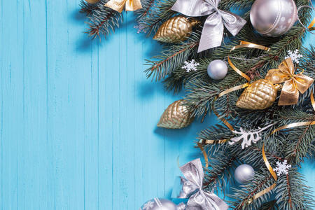 在蓝色木背景的圣诞装饰